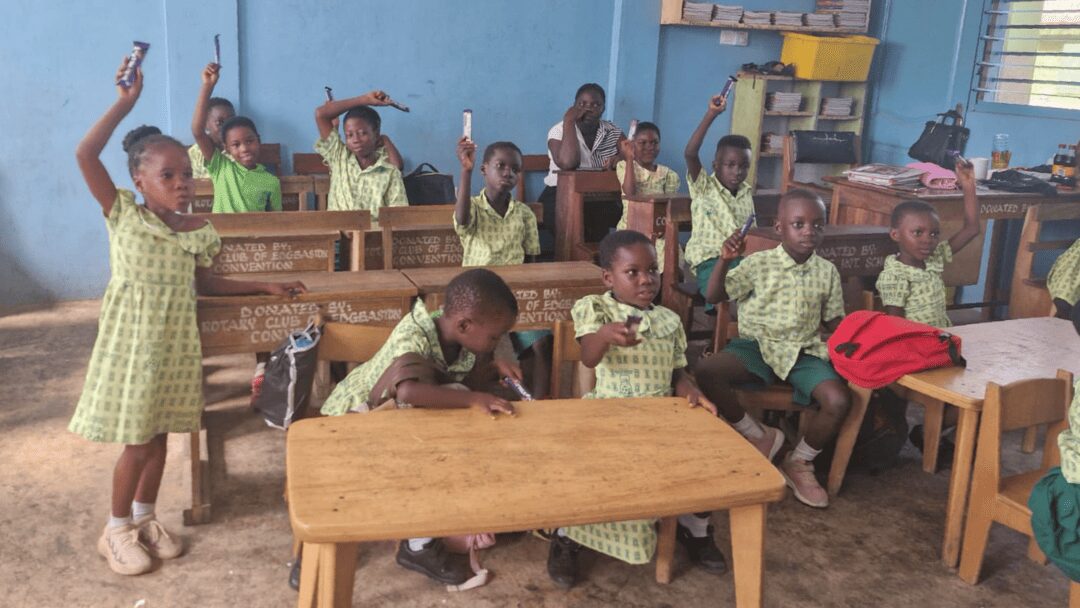 NAAFI Volunteers group photo of children in Ghana
